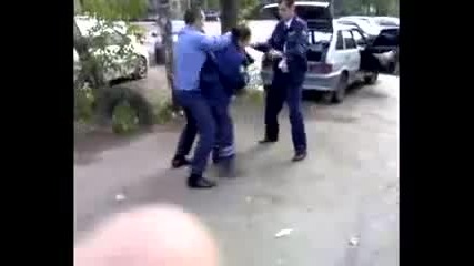 Руски полицай распускат по време на работа 