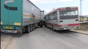 Камион и автобус с деца се удариха в Казанлък