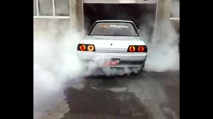 Яко Изпердашил Пали Гумите На Skyline R32 ! 