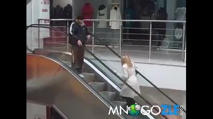 Блондинка срещу ескалатор