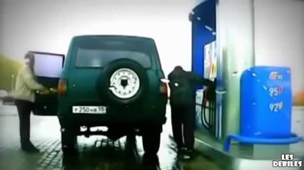 Ето как руснак зарежда колата си когато е къс маркуча !