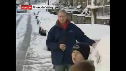 Репортер нападнат от деца със снежни топки - на живо
