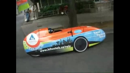 Преследването на един полегнал Shell Velomobile велосипеди 