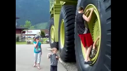 Такива огромни гуми не сте виждали