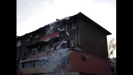 Падащи късове сняг :)