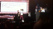 One Direction - Найл с камера на сцената, Хари с китара на концерта в Лодърдейл