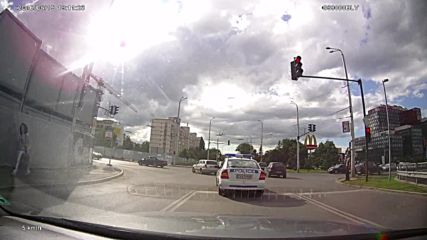 Минаване на червен светофар 26 - Полицейска кола