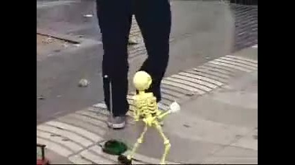 Скелет танцува много яко