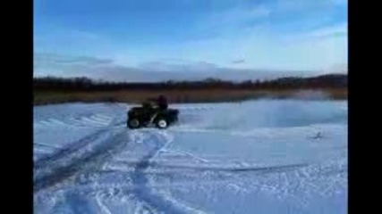 800cc Атв прави дрифт в сняг 