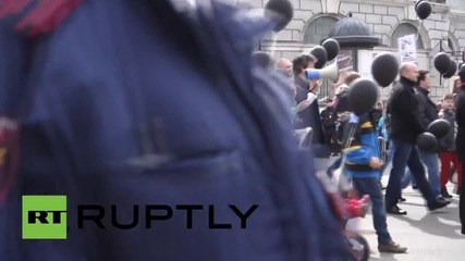Russia: Protesters pour into St.Petersburg for May Day