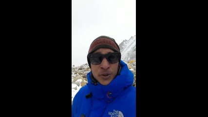 Около 700 души все още се намират под Еверест