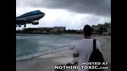 Огромен Самолет Каца На Косъм От Плажа
