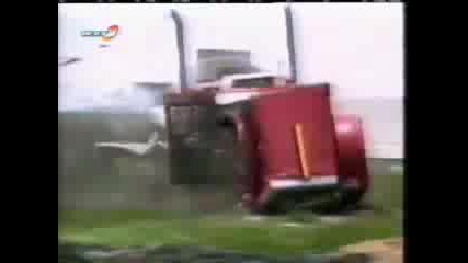 Наи - Ужасната Катастрофа С Камион(Crash test)