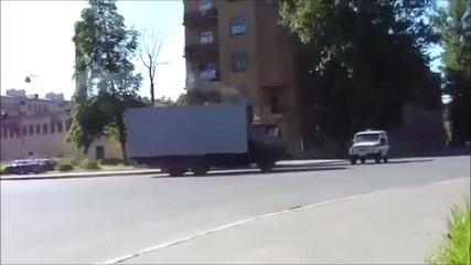 Камион отнася полицаи • остана без книжка !