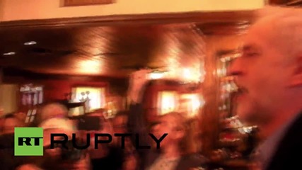 UK: Corbyn sings 'Red Flag' with supporters in London pub