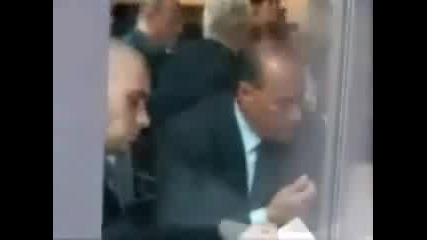 Силвио Берлускони си яде сопола 