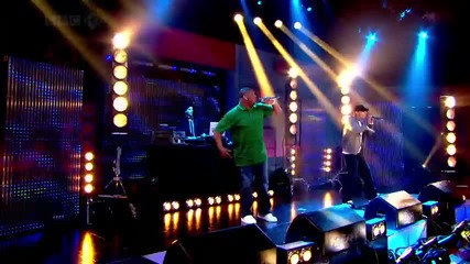 Eminem - Not Afraid ( Friday Night with Jonathan Ross Live ) 