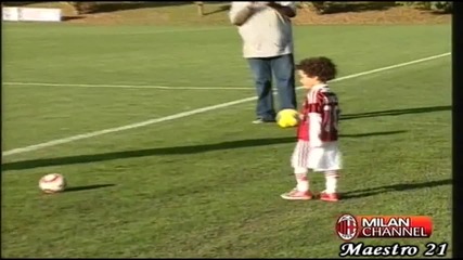 Робиньо играе футбол с сина си