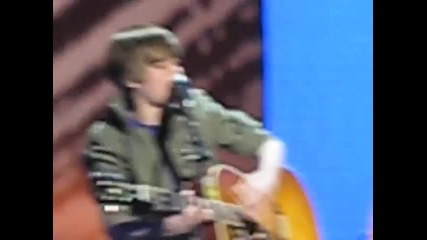 Джъстин Бийбър със страхотно изпълнение..!justin Bieber - One Time at Nickelodeon (acoustic) :) 