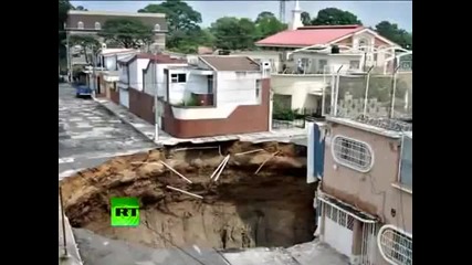 В Гватемала се е образувала гигантска дупка в земята 