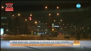 Възрастен мъж живее в счупена кола на студа