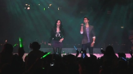 Demi Lovato and Joe Jonas sing Make a Wave live concert 