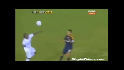 Футболист забива болезнен шут на противников играч !!!