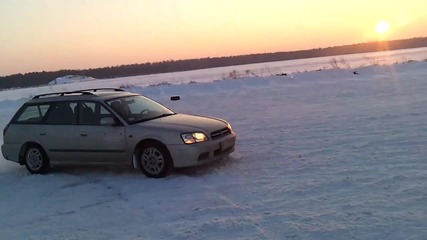 Subaru Legacy Забавление на сняг.
