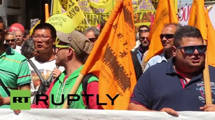 Гърция: Янис Варуфакис прегръща протестиращ
