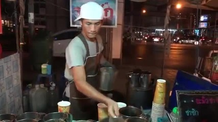 Тайландски майстор показва как се прави шоколадов шейк