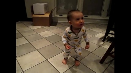 Бебе се кефи на Dubstep