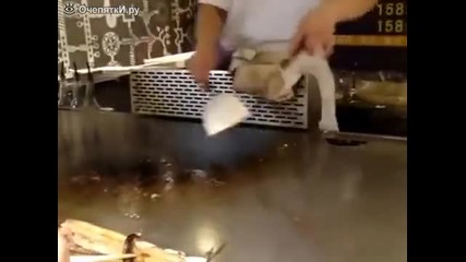 Китайски готвач виртуоз в печенето на риба пред клиенти