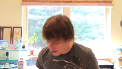 Giraffe Hates Justin Bieber (jimmy)
