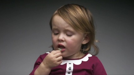 Реакцията на деца опитващи за първи път различна храна!