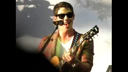 Nick Jonas прави каври на Edge of Glory и Just The Way You Are