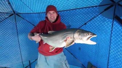 Рибар успява да улови огромна пъстърва на замръзнало езеро