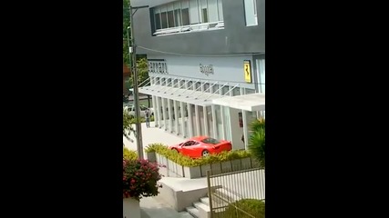 Колко трудно се паркира Ferrari