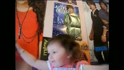Две годишно момиченце пее много хубаво песен на Justin Bieber 
