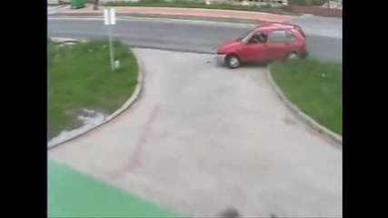 Каква катастрофа, а той е без драскотина.. 