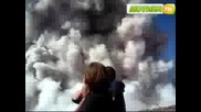 Луди Туристи заснемат изригването на вулкан
