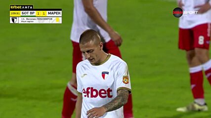 Червен картон за футболист на Марек
