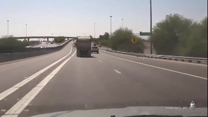 Американски боклукчийски камион на магистрала