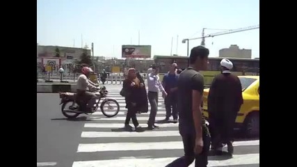 Пресичане на улица в Техеран, Иран