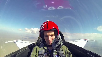 Пилот лети на F-16 за първи път