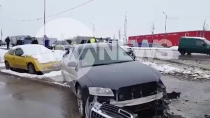 Човек загина при удар на кола в паркирали автомобили