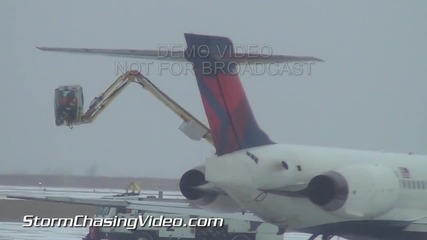 Обливане на самолети с анти-замръзваща течност в Канзас Сити 8.12.2013