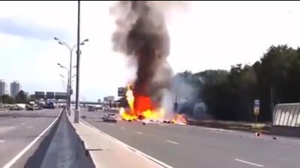 Камион катастрофира на магистрала, взривяват се газови бутилки