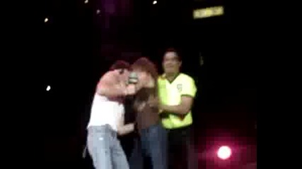 Una Fan Se Sube Al Escenario Y Besa A Diego