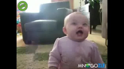 Сладко бебе се скъсва от смях