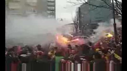 Атмосферата по улиците преди мача Галатасарай - фенербахче (galatasaray fans)